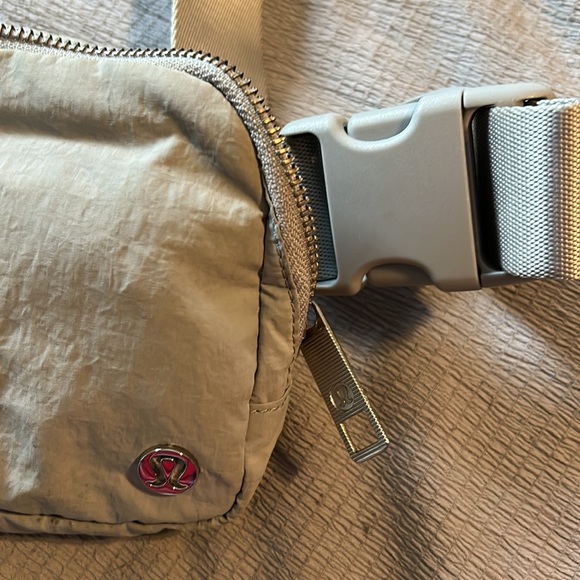 Grey lululemon belt bag - Picture 2 of 4